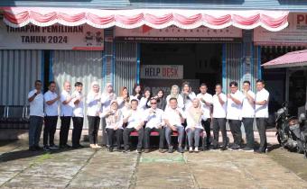 Foto bersama dalam Apel HUT Bawaslu ke 17 Tahun, 09 April 2025