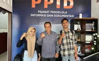 Foto bersama Ketua Bawaslu Kota Pariaman, RIswan dengan Mahasiswa STIA Pariaman, 04/03/25