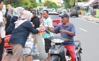 Bawaslu Pariaman Berbagi Takjil untuk Masyarakat, 18/03/25
