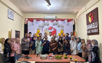 Foto bersama silaturahmi Karnalis, Kepala Sekretariat Bawaslu Provinsi Sumatera Barat dengan jajaran Bawaslu Kabupaten Padang dan Pariaman dan Kota Pariaman, 08/05/25