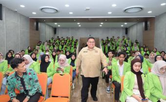 Ketua Bawaslu Rahmat Bagja saat menyambut kedatangan mahasiswa UIN Walisongo di gedung Bawaslu, Jakarta, Kamis (22/5/2025)/Foto: Publikasi dan Pemberitaan Bawaslu