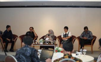 Anggota Bawaslu Lolly Suhenty (tengah) menjadi pembicara dalam Diskusi Media tentang Media Sosial Pasca-Politik 2024 untuk Mewujudkan Ruang Digital yang Demokratis, di Jakarta, Kamis (13/2/2024)/foto: Publikasi dan Pemberitaan Bawaslu 