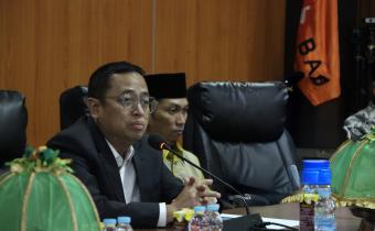 Anggota Bawaslu Puadi saat memimpin rapat di Kantor Bawaslu Provinsi Sulawesi Selatan, Rabu (18/6/2025). 