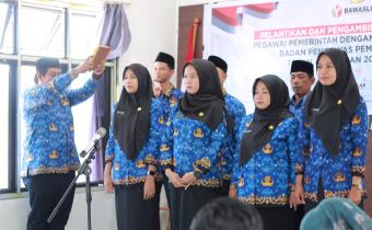 Pengambilan sumpah perwakilan Pegawai Pemerintah dengan Perjanjian Kerja (PPPK) Bawaslu Kota Pariaman melalui daring, (1/7/2025)/