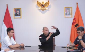 Anggota Bawaslu Totok Hariyono saat menyambut CPNS Bagian Hukum di Gedung Bawaslu, Jakarta pada Senin (16/6/2025).