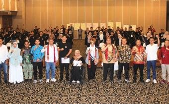 Foto bersama dalam kegiatan Pendidikan Pengawasan Partisipatif (P2P) yang diselenggarakan oleh Bawaslu RI pada tanggal 09-11 Juli 2025 di Hotel Pangeran Beach Padang. 