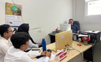 Ketua Bawaslu, Riswan sedang memberikan pembekalan kepada CPNS terkait tugas dan tanggung jawab Bawaslu Kota Pariaman, 10/06/25