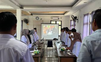 Bawaslu Pariaman melantunkan bersama lagu Kebangsaan Indonesia Raya dan Mars Bawaslu sesuai dengan Surat Edaran Nomor 30 tahun 2025, 09/07/25