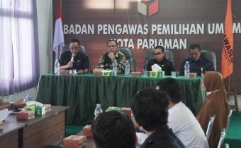 Sambutan Riswan selaku KEtua Bawaslu Kota Pariaman dalam Kegiatan Rapat Kolaborasi Bawaslu Pariaman bersama KI Sumbar, selasa (29/07/25)