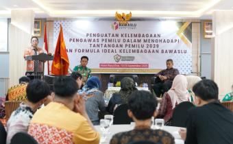 Anggota Bawaslu Puadi saat membuka kegiatan Penguatan Kelembagaan Bawaslu di Jambi, Jumat (12/9/2025).