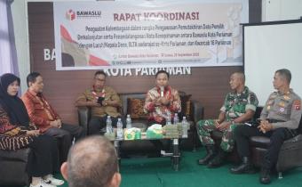 Rapat Koordinasi Penguatan Kelembagaan dalam rangka pengawasan Pemutakhiran Data Pemilih Berkelanjutan serta penandatanganan Nota Kesepahaman (MoU) antara Bawaslu Kota Pariaman dengan Kwarcab 16 Kota Pariaman dan Kepala Desa pada selasa siang, (23/09/25).