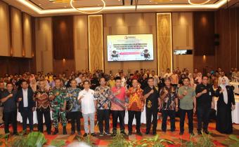 Foto bersama dalam kegiatan kegiatan penguatan kelembagaan pengawas pemilu yang diselenggarakan oleh Bawaslu Provinsi Sumatera Barat di Hotel ZHM Premiere Padang pada sabtu, 02/08/25. 