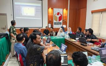 Peserta Rapat Penelaahan Usulan Optimalisasi Anggaran sedang mendengarkan pemaparan dari Mafral, Kabag SDM, 02/09/25