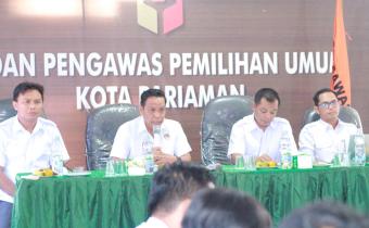 Riswan Ketua Bawaslu Kota Pariaman tengah memberikan arahan dalam rapat internal Bawaslu Kota Pariaman, 06/08/25