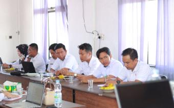 Rapat  internal yang dihadiri oleh Pimpinan dan diikuti jajaran staf sekretariat Bawaslu, 13 Agustus 2025