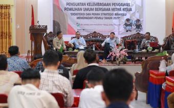 Foto pemaparan materi dari narasumber kegiatan “Penguatan Kelembagaan Pengawas Pemilihan Umum Bersama Mitra Kerja: Eksistensi Dan Peran Strategis Bawaslu Menghadapi Pemilu Tahun 2029” pada Selasa (12/8/2025). 