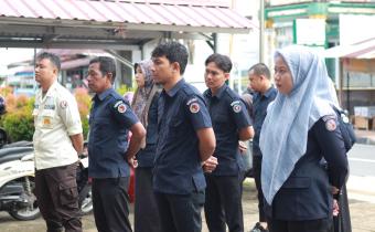 Jajaran Sekretariat Bawaslu Kota Pariaman sedang melaksanakan Apel Pagi Bawaslu, 29/09/25