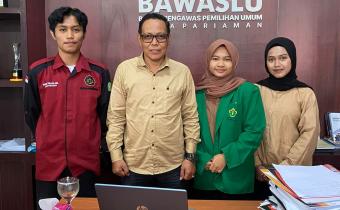 Foto Bersama Ketua Bawaslu Pariaman dengan Mahasiswa terkait pelaksanaan penelitian, 05/08/25