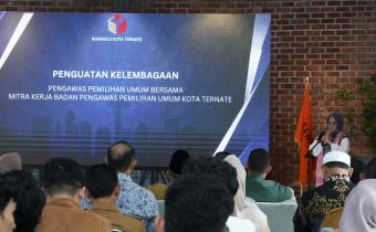 Anggota Bawaslu Lolly Suhenty saat membuka kegiatan Penguatan Kelembagaan Pengawas Pemilihan Umum Bersama Mitra Kerja Bawaslu di Kota Ternate, Provinsi Maluku Utara, Senin, (25/8/2025)/Foto: Publikasi dan Pemberitaan Bawaslu