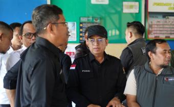 Anggota Bawaslu Puadi saat mengawasi Pilkada Ulang di salah satu TPS Khusus 901 di Lapas Narkotika Kelas II A Pangkalpinang pada Rabu (27/8/2025)/Foto: Publikasi dan Pemberitaan Bawaslu