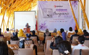 Anggota Bawaslu Lolly Suhenty saat membuka Bedah Buku Srikandi Mengawasi di Kupang, Nusa Tenggara Timur, Jumat, (12/9/2025)/Foto: Publikasi dan Pemberitaan Bawaslu