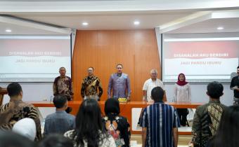 Anggota Bawaslu Herwyn JH Malonda (tengah) dalam Focus Group Discussion (FGD) Evaluasi Tata Kelola Organisasi Pengawas Pemilu di Universitas Brawijaya (UB) Malang, Jumat (19/9/2025).