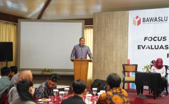 Anggota Bawaslu Herwyn JH Malonda dalam Focus Group Discussion (FGD) Evaluasi Tata Kelola Organisasi Pengawas Pemilu di Surabaya, Jumat (19/9/2025)