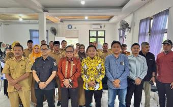 Foto bersama dalam kegiatan Rapat Koordinasi Penguatan Kelembagaan dalam rangka pengawasan Pemutakhiran Data Pemilih Berkelanjutan serta penandatanganan Nota Kesepahaman (MoU) antara Bawaslu Kota Pariaman dengan Kepala Desa/Lurah dan Kepala SMA sederajat pada selasa pagi, (23/09/25).