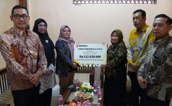 Anggota Bawaslu Lolly Suhenty menyerahkan dana kerahiman kepada pihak keluarga pengawas pemilu di kediaman Alm. Sriyadi, Demak, Jawa Tengah pada Kamis (21/8/2025)/Foto: Publikasi dan Pemberitaan Bawaslu