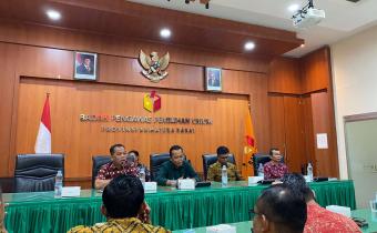 Rapat dalam Kantor dengan tema: “Penguatan Kelembagaan Sumber Daya Manusia Pengawas Pemilu Berintegritas, Transparansi, dan Bermartabat” yang digelar oleh Bawaslu Provinsi Sumatera Barat pada Kamis (18/09/2025).