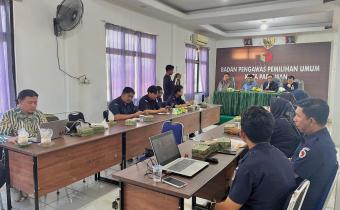 Rapat Penguatan Kelembagaan SDM terkait penyusunan survey kepuasan masyarakat di lingkungan Bawaslu Kota Pariaman pada senin, (22/09/25).