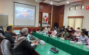 Pemaparan materi dari Bawaslu Republik Indonesia, Ucu Saepuridwan dalam kegiatan RDK produk hukum bawaslu provinsi sumatera barat, 29/09/25