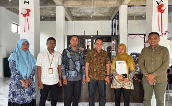 Foto serah terima Nota Kesepahaman dan koordinasi terkait PDPB Bawaslu Pariaman dengan Desa Rambai, 10/10/25