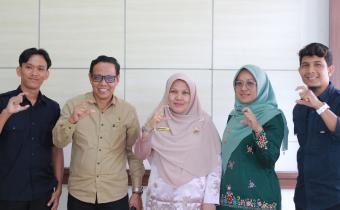 Foto bersama Ketua Bawaslu Riswan beserta staf dengan Direktur, Herlina Nasution dan PPID  RSUD M. Yamin, 30/09/25