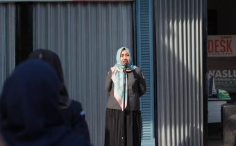 Kabag Hukum, Humas, Datin Bawaslu Provinsi Sumatera Barat, Roza Molina sedang menyampaikan amanat dalam Apel rutin Bawaslu Kota Pariaman, 06/10/25