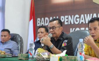 Benny Azis saat menyampaikan materi terkait Layanan Hukum di Bawaslu Kota Pariaman, senin 06/10/25