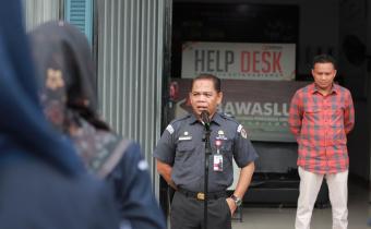 Foto Rinaldi Aulia, Kepala Sekretariat Bawaslu Provinsi Sumatera Barat saat menjadi pembina apel Bawaslu Kota Pariaman, senin 13/10/25