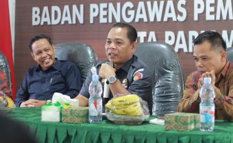 Foto saat Kepala Sekretariat Bawaslu Provinsi Sumatera Barat memberikan arahan saat rapat penguatan kelembagaan di kantor Bawaslu Kota Pariaman, 13/10/25