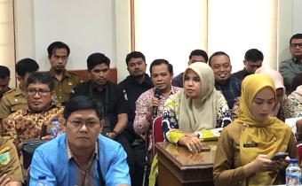 Elmahmudi, Kordiv PPPS Bawaslu Kota Pariaman sedang memberikan argumen dan pertanyaan dalam kegiatan RDK penanganan Pelanggaran, 30/09/25