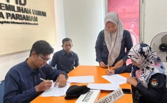 pengisian kuesioner SKM Bawaslu Kota Pariaman oleh KPU Kota Pariaman dan didampingi oleh staf sekretariat Bawaslu, selasa (21/10/25)