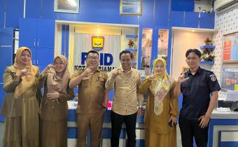 Foto bersama Bawaslu Kota Pariaman dengan PPID Pemerintah Kota Pariaman dalam rangka kolaborasi keterbukaan informasi publik, 30/09/25