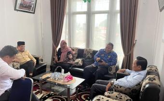 Koordinasi Anggota KPU, Afriwaty Zen dengan Operator Sidalih sedang berkoordinasi dengan Pimpinan Bawaslu Kota Pariaman, Riswan, Ulil Amri dan Elmahmudi, 01/10/25