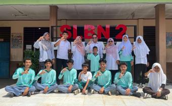 Foto bersama Bawaslu Kota Pariaman dengan guru dan siswa SLB N 2 Pariaman, 08/10/25