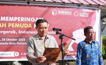 Foto saat Kordiv HPPH Bawaslu Kota Pariaman membacakan Pancasila dalam upacara Hari Sumpah Pemuda, 28/10/25