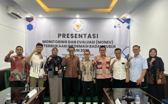 Foto Bawaslu Kota Pariaman bersama Komisi Informasi setelah presentasi badan publik, 16/10/25