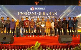 FFoto bersama Bawaslu Provinsi dan Bawaslu Kabupaten/Kota se-Sumatera Barat dalam Acara Penganugerahan Keterbukaan Informasi Publik 2025, 27-29 Okotber 2025