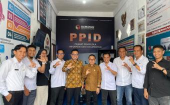 Foto bersama Pimpinan Bawaslu Kota Pariaman bersama Pimpinan Komisi Informasi Sumatera Barat dalam kunjungan Verifikasi Faktual Keterbukaan Informasi Publik tahun 2025, 29/10/25
