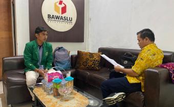 Elmahmudi, Kordiv PPPS Bawaslu Kota Pariaman sedang memberikan arahan dalam penyusunan penelitian mahasiswa Unand Padang, 24/11/25