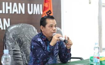 Elmahmudi, Kordiv PPPS Bawaslu Kota Pariaman saat memberikan arahan terkait progres penyelesaian memori Bawaslu Kota Pariaman, 16/12/25