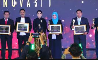 Anggota Bawaslu Kota Pariaman, Elmahmudi saat menerima penghargaan Gakkumdu Award tahun 2025, 11/12/25